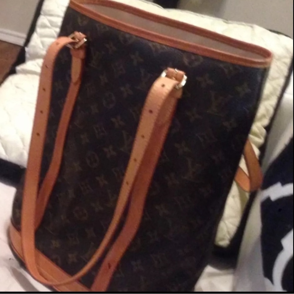 Authentic Vintage LV Bucket GM in perfect condition. Used 4 to 5 times total